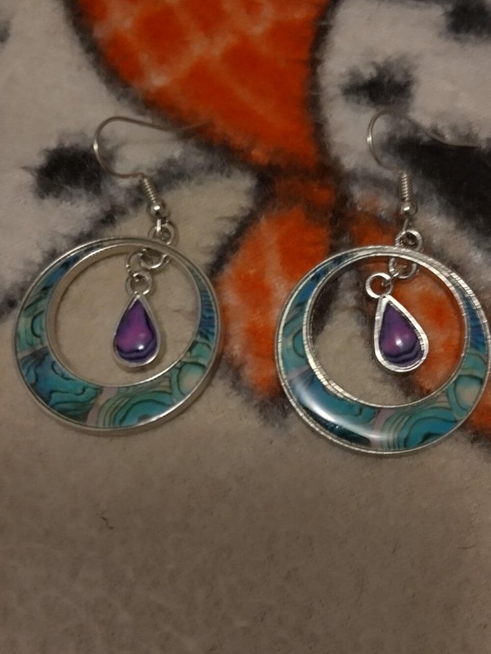womans blue and purple earring